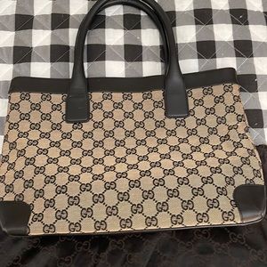Preloved Gucci in good condition . No stained . No tear or peeling .Comes w/ DB